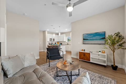 Popular Airbnb listing: Luxury King Bed, Close to Parks, Pet-Friendly in Meadow Woods