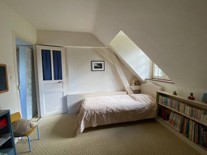 سرير فردي في غرفة النوم لشخص بالغ واحد