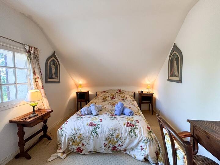 غرفة نوم ثالثة بسرير مزدوج في 140 سم
خزانة تخزين الملابس
مصابيح بجانب السرير
مصاريع وستائر سوداء