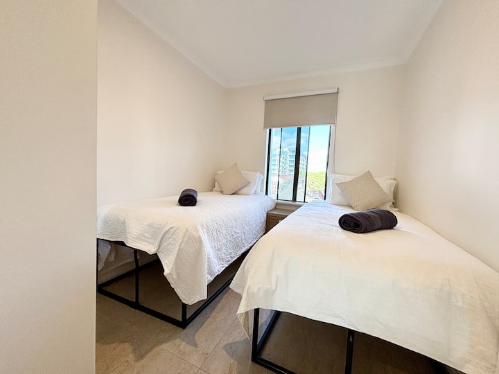 2. spavaća soba s 2 kreveta za jednu osobu i ormarom