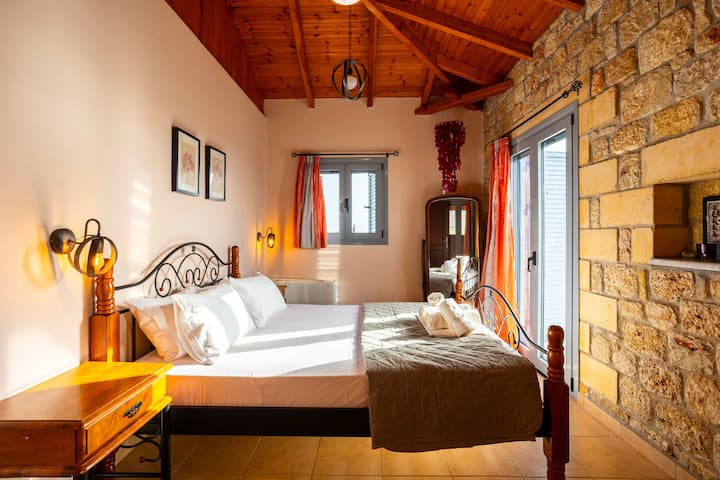 Საძინებელი 3 – კომფორტული ორადგილიანი საძინებელი
Ხის სოფლის ჭერი, კომფორტული ავეჯი და მომხიბლავი ტრადიციული დეკორი.