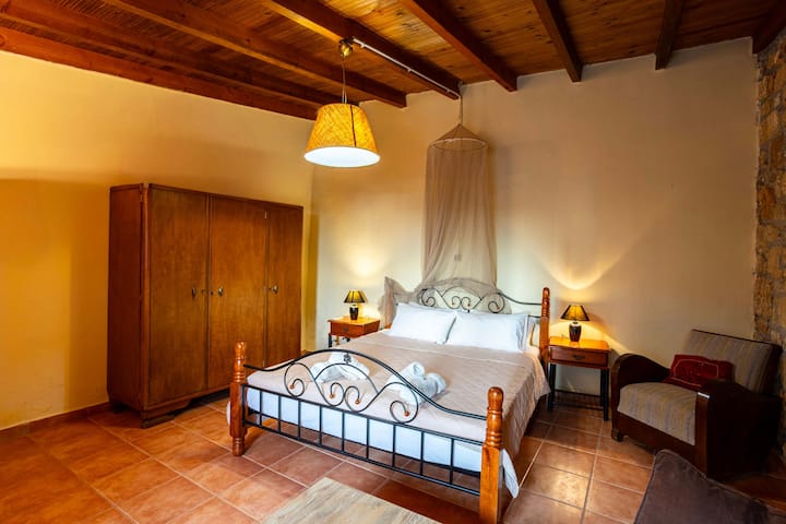 Საძინებელი 4 – მიწიერი ელეგანტურობა და ქვის აქცენტები
Ხასიათით მდიდარი სივრცე ქვის კედლებითა და ვინტაჟური სტილის ავეჯით.