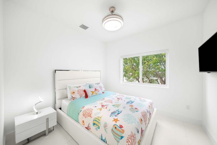 Escape to tranquility in this bright, coastal-inspired bedroom. Perfect for restful nights and refreshing mornings.