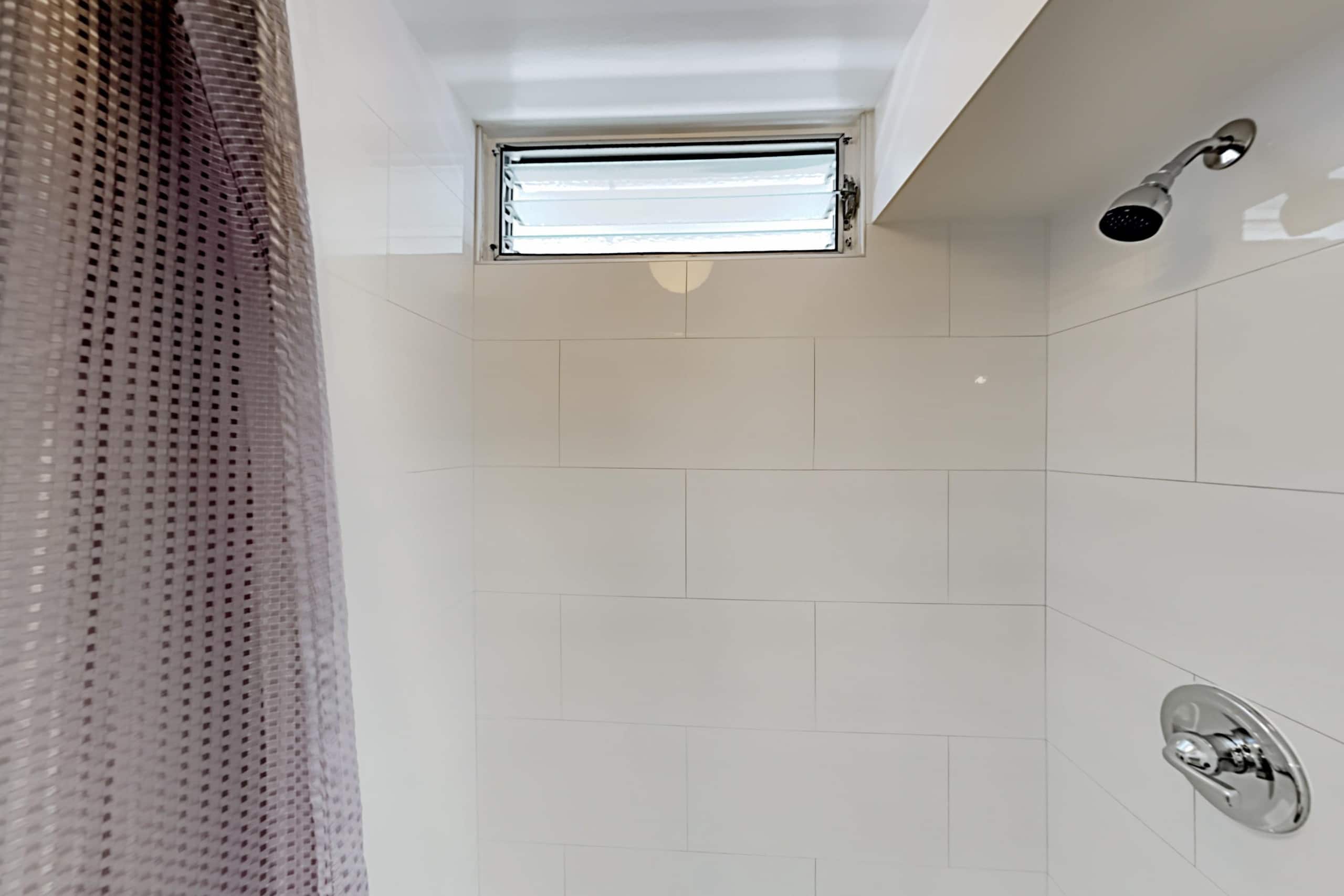 Condo in Honolulu · ★4.33 · Studio · 2 beds · 1 private bath - Image 8