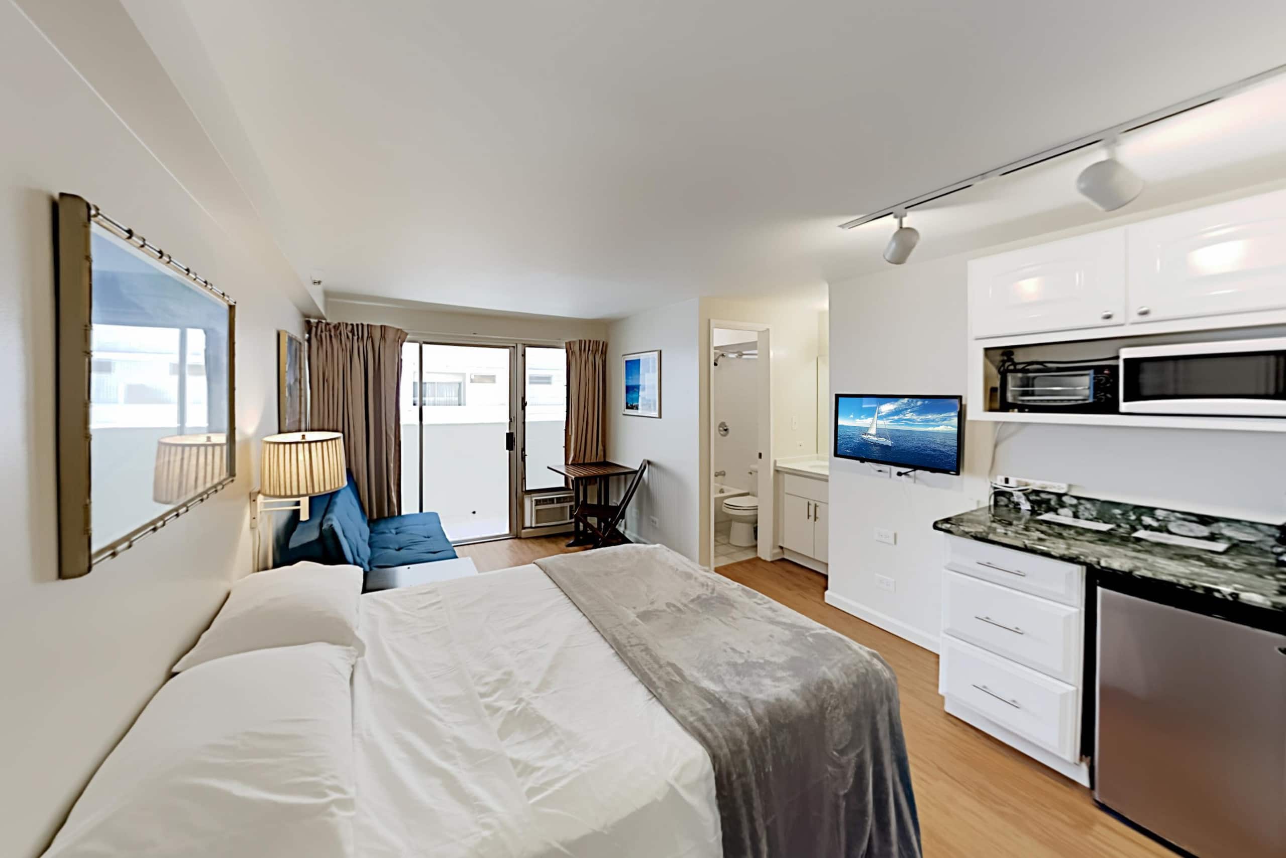Condo in Honolulu · ★4.33 · Studio · 2 beds · 1 private bath - Image 1