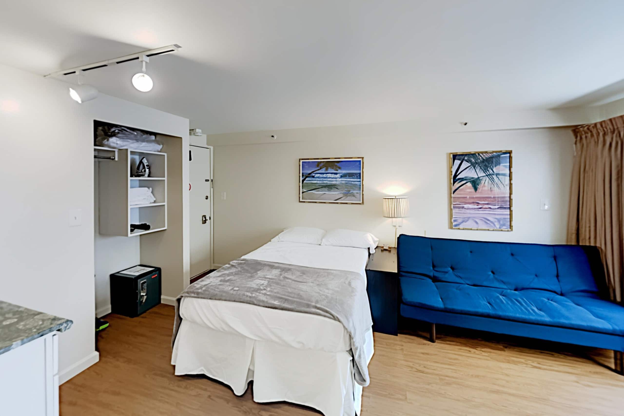 Condo in Honolulu · ★4.33 · Studio · 2 beds · 1 private bath - Image 3