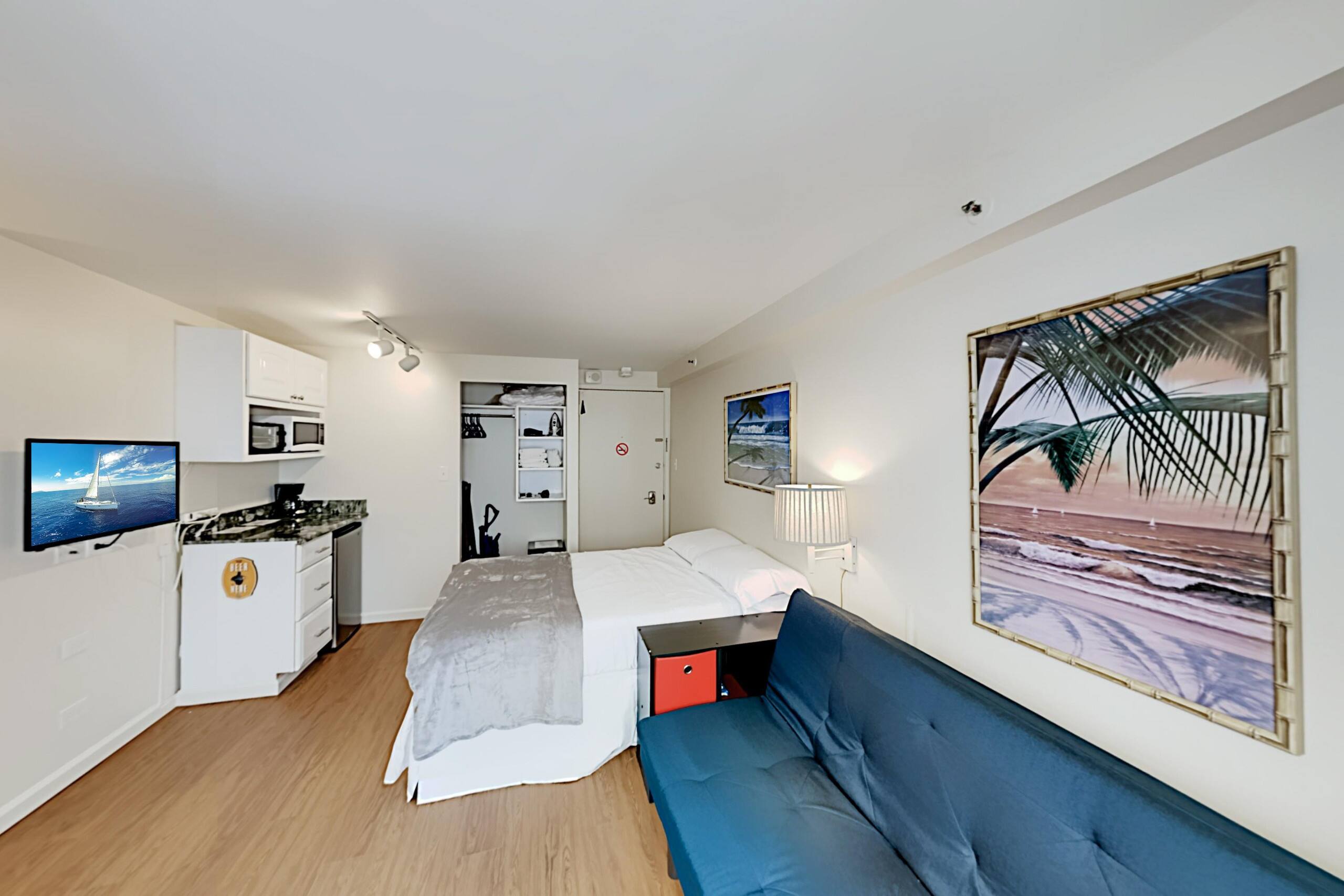Condo in Honolulu · ★4.33 · Studio · 2 beds · 1 private bath - Image 6