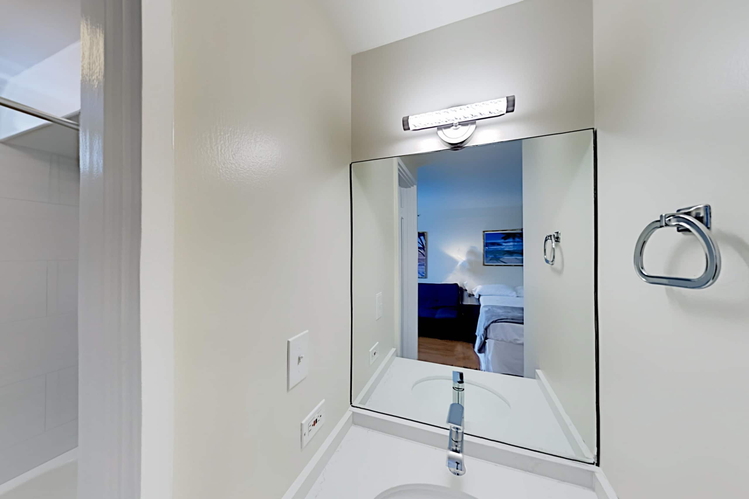 Condo in Honolulu · ★4.33 · Studio · 2 beds · 1 private bath - Image 7
