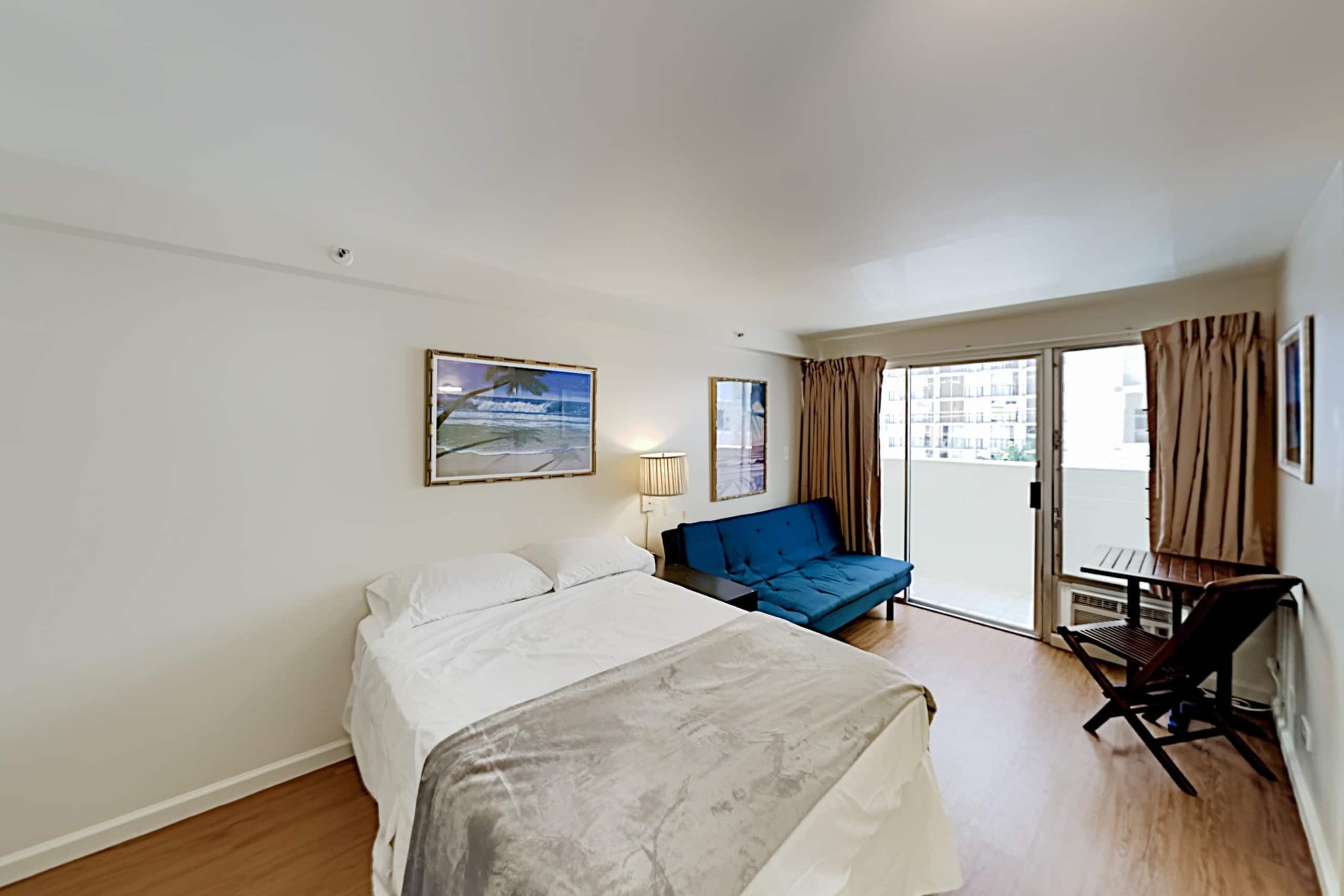 Condo in Honolulu · ★4.33 · Studio · 2 beds · 1 private bath - Image 2