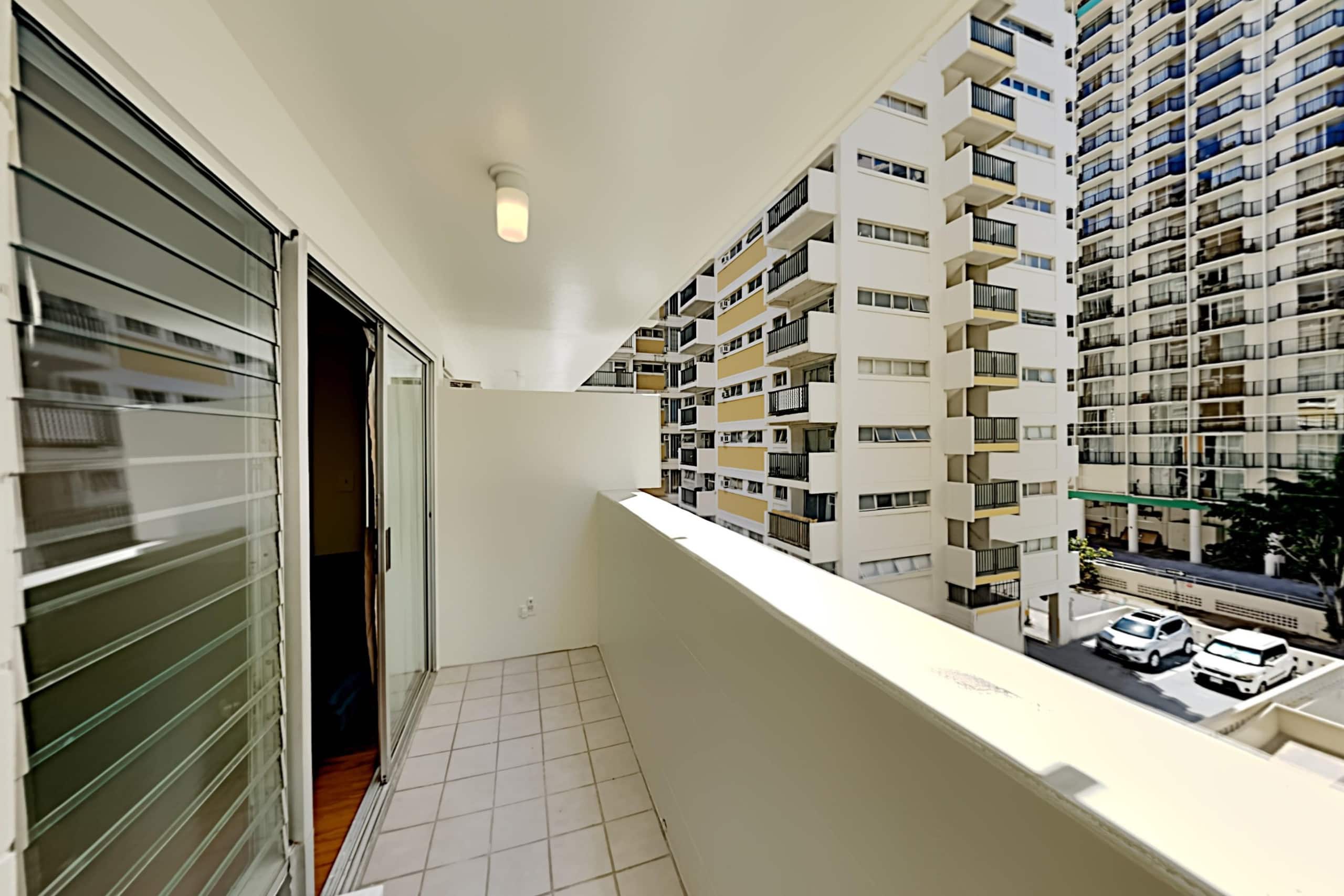 Condo in Honolulu · ★4.33 · Studio · 2 beds · 1 private bath - Image 9