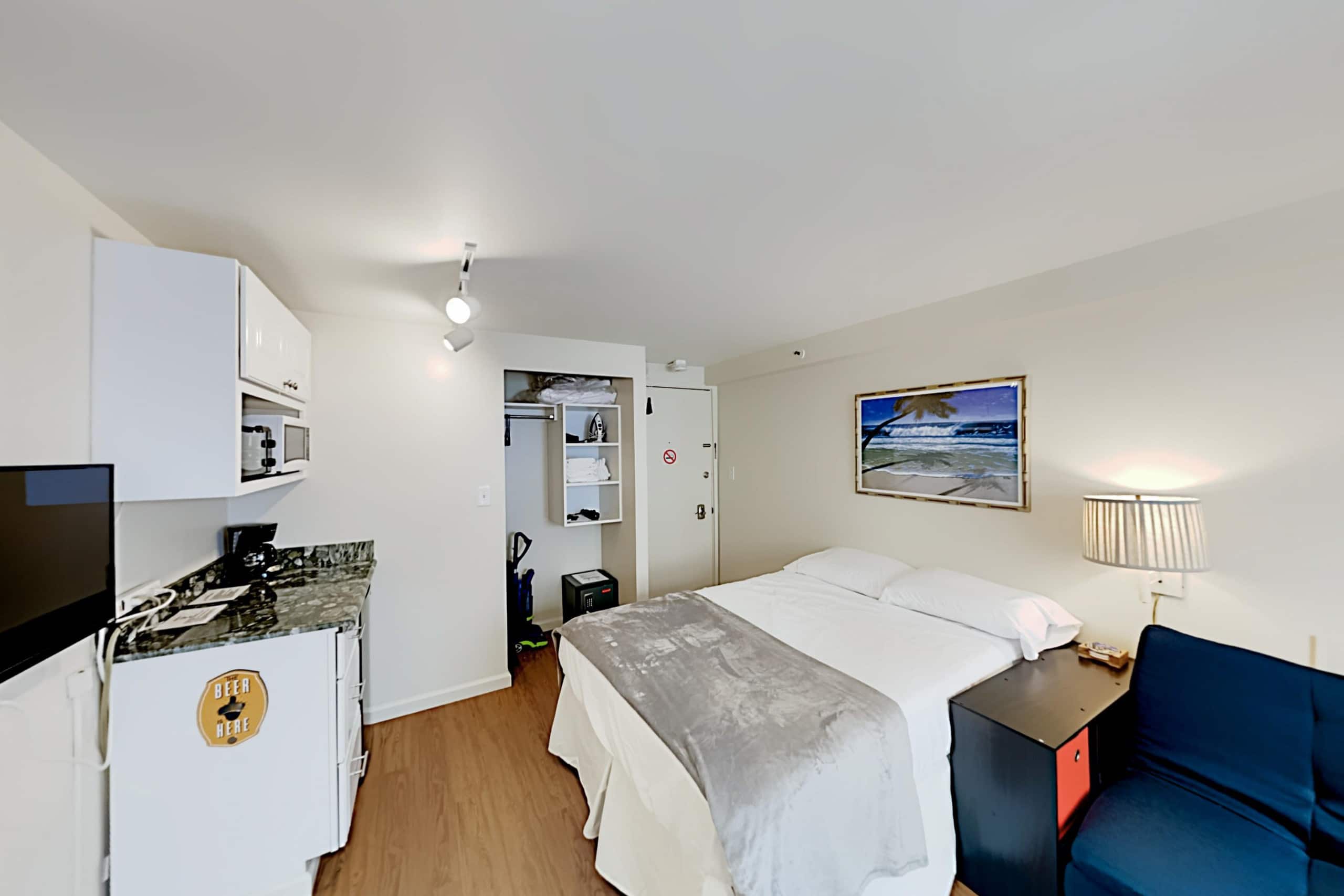 Condo in Honolulu · ★4.33 · Studio · 2 beds · 1 private bath - Image 5