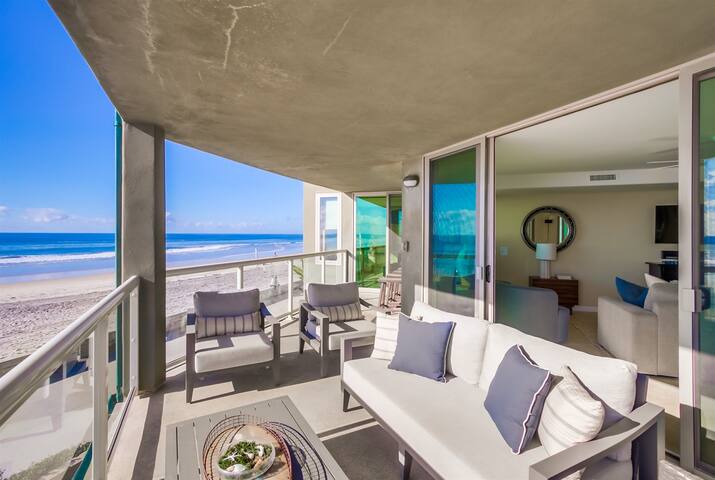 Escape to Luxury | On top of the Ocean gallery image 4