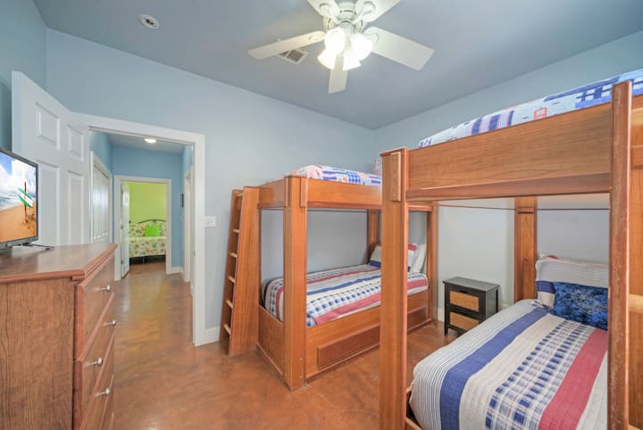 Спалня 3 разполага с две двуетажни легла.