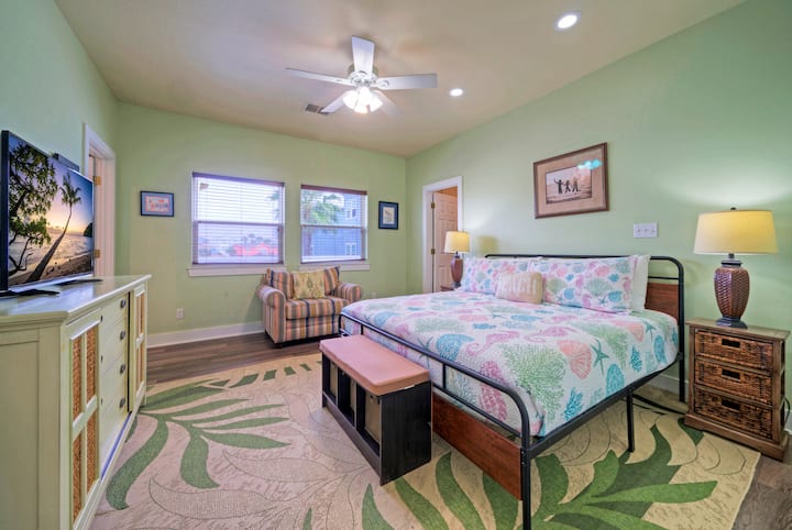 Основната спалня има суперголямо двойно легло, телевизор и самостоятелна баня.