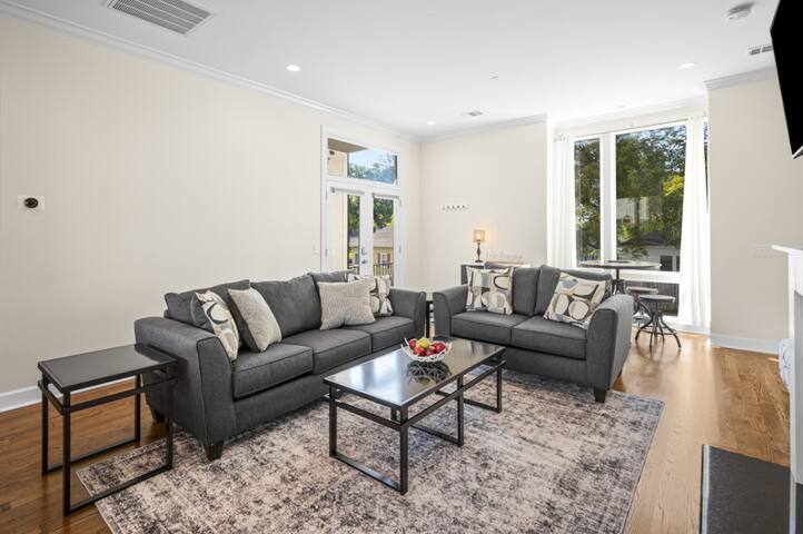 6 Bed – Perfect close 2 Downtown NFL Sunday Ticket gallery image 2