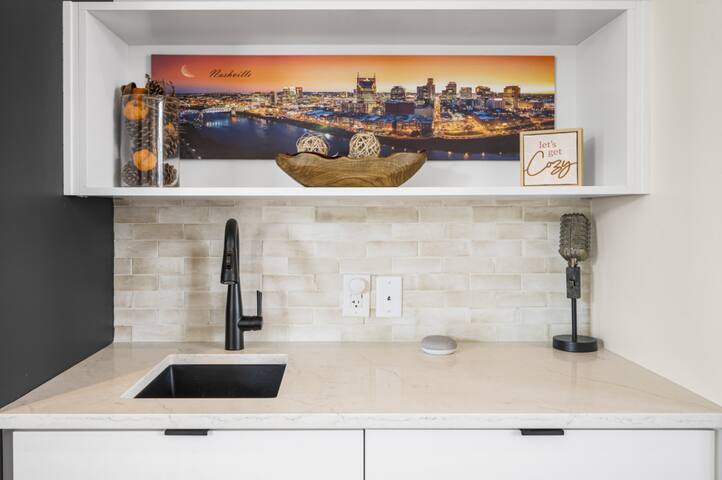 6 Bed – Perfect close 2 Downtown NFL Sunday Ticket gallery image 3