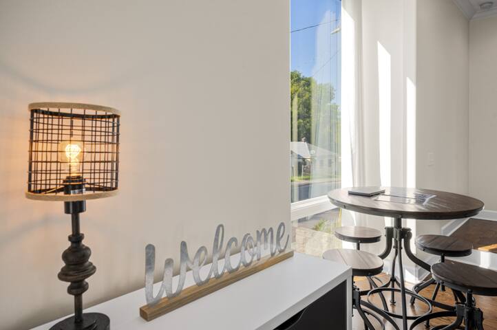 6 Bed – Perfect close 2 Downtown NFL Sunday Ticket gallery image 4