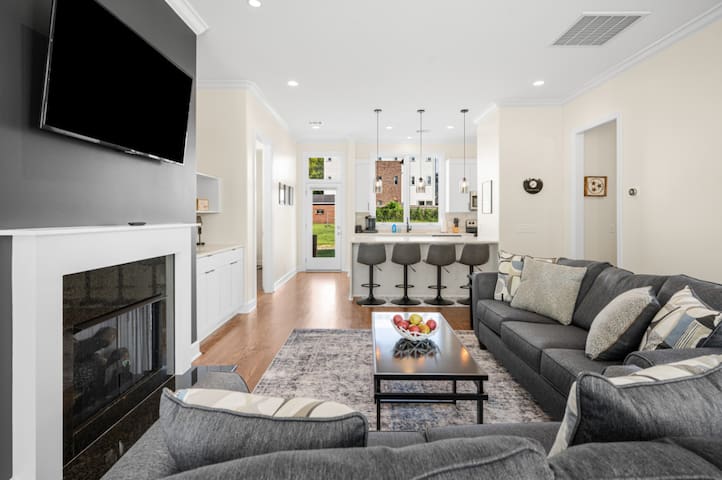 6 Bed – Perfect close 2 Downtown NFL Sunday Ticket