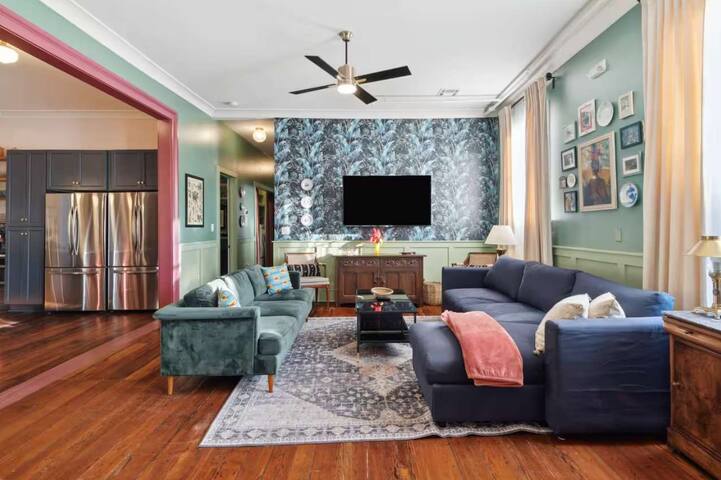 Award-Winning Estate, 3 Units + Private Courtyard gallery image 4