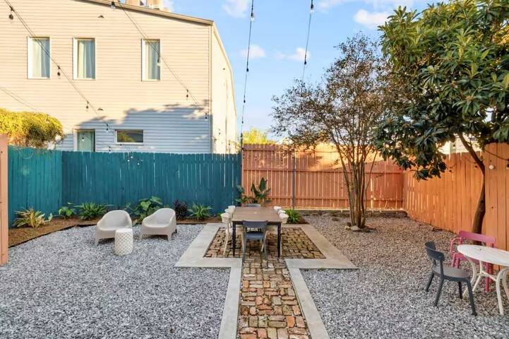 Award-Winning Estate, 3 Units + Private Courtyard gallery image 2