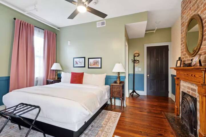 Award-Winning Estate, 3 Units + Private Courtyard gallery image 5