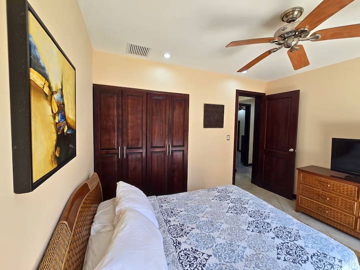 Კომფორტული მეორე საძინებელი ორადგილიანი საწოლით, უშუქო ფარდებით, საკაბელო ტელევიზიითა და შუშის კარით წყნარ პატიოში. Იდეალურია მშვიდი ღამეებისა და მშვიდი დილისთვის.