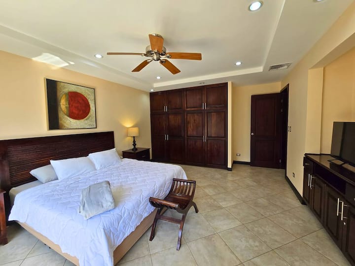 Ელეგანტური მთავარი საძინებელი ლუქს-კლასის განლაგებით, ცალკე მიმაგრებული სააბაზანოთი, ოთახის უსაფრთხოების დაცვით და სმარტ-ტელევიზორით Netflix-ით. Განკუთვნილია სტუმრობისას მშვიდი ღამეებისა და სულიერი სიმშვიდისთვის.