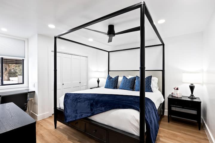 - Chambre élégante avec lit à baldaquin moderne et accents bleu foncé  
- Les murs blancs éclatants créent une atmosphère propre et apaisante.  
- Lit king size confortable pour des nuits reposantes dans les montagnes