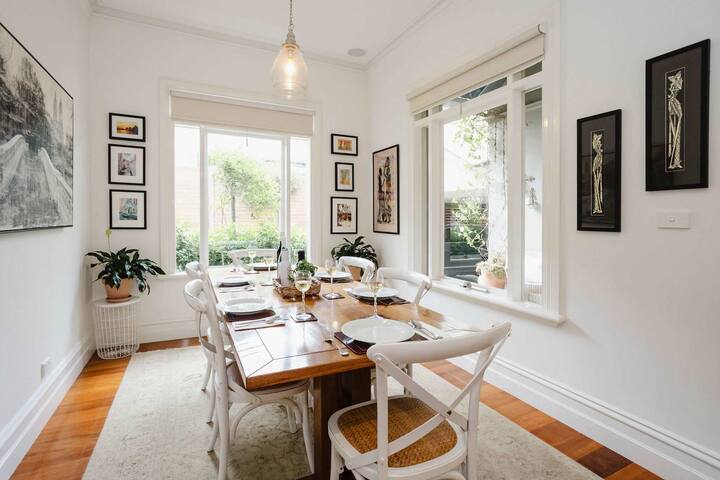 Luxury Retreat: Pool, Fireplace & Parking gallery image 3