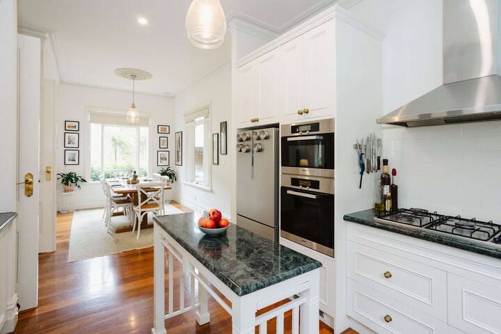 Luxury Retreat: Pool, Fireplace & Parking gallery image 5