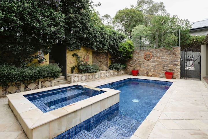 Luxury Retreat: Pool, Fireplace & Parking