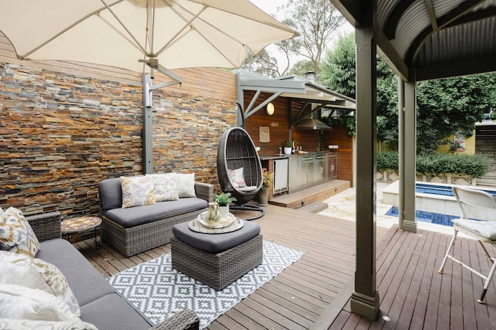 Luxury Retreat: Pool, Fireplace & Parking