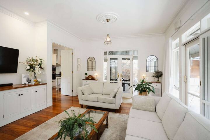 Luxury Retreat: Pool, Fireplace & Parking gallery image 4