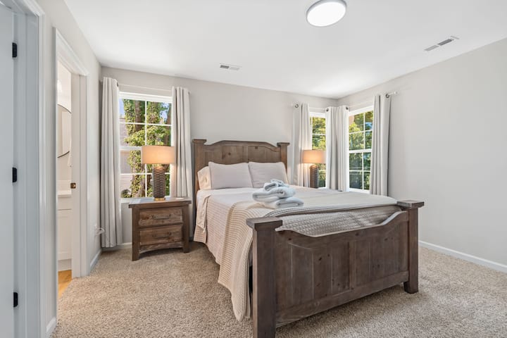 Dormitorio principal con cama tamaño queen, cómoda grande, baño completo y vestidor.