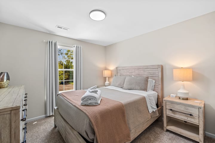 Habitación con cama tamaño queen, cómoda grande y armario.