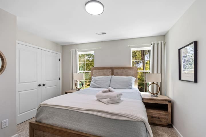 Habitación con cama tamaño queen, cómoda grande y armario.