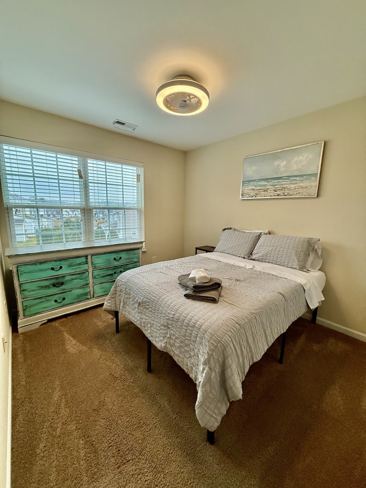 ห้องนอนที่อบอุ่นและสว่างสดใสพร้อมเตียงขนาดใหญ่ที่สะดวกสบายผ้าปูที่นอนนุ่มและการตกแต่งที่มีสไตล์