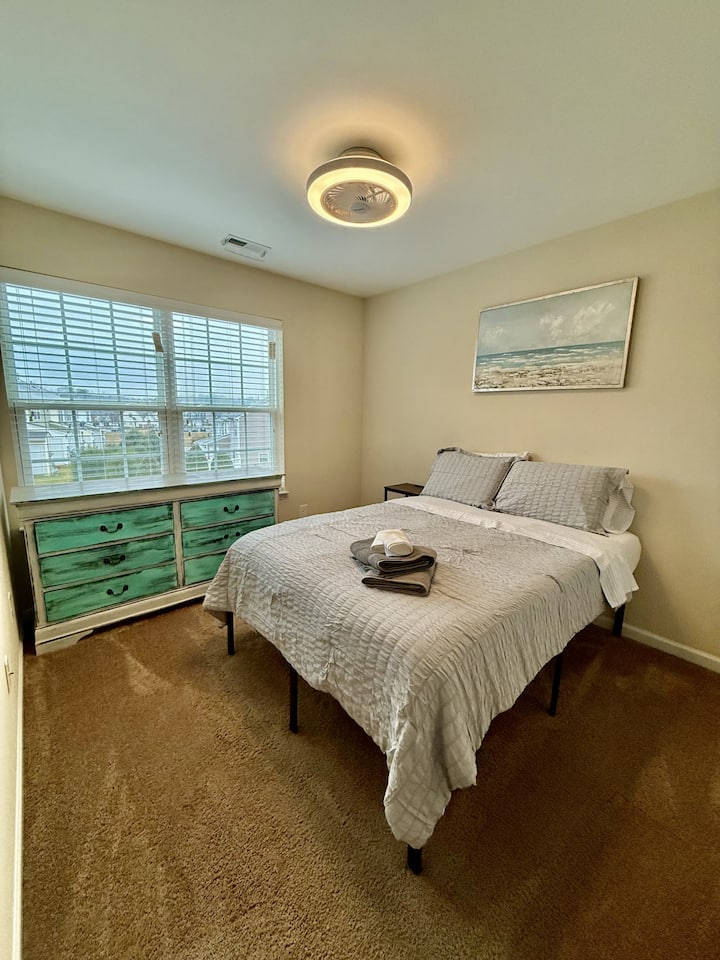 Cozy and bright bedroom with a comfortable full-size bed, soft linens, and stylish decor.