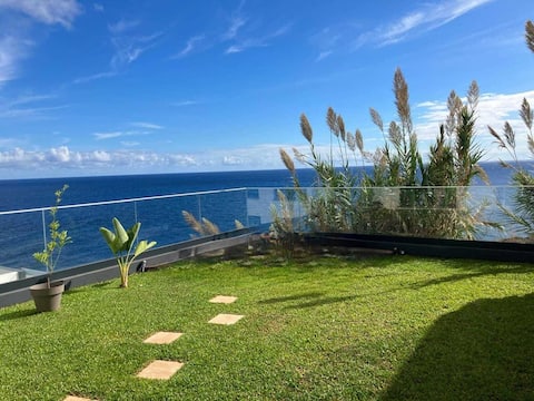 GuestReady - Cliff residence with sea views
