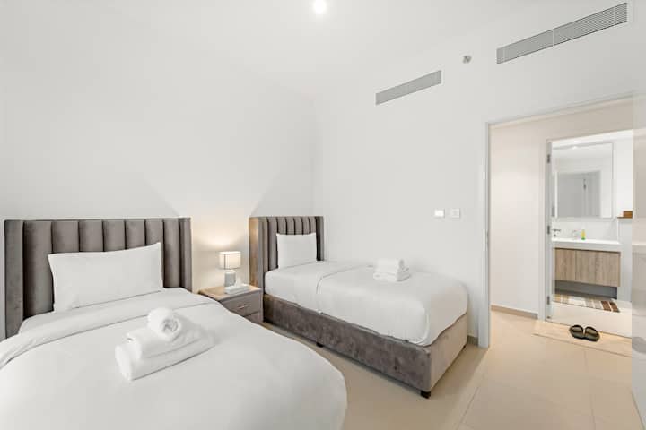 Meka posteljina i umirujući ambijent čekaju vas u ovoj mirnoj spavaćoj sobi.