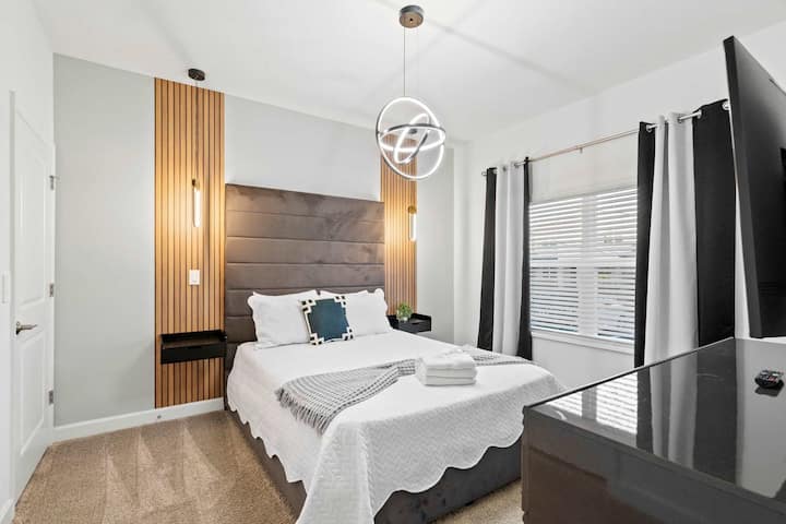 спална соба со брачен кревет (широк 150-179 см)