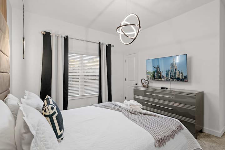 спална соба со брачен кревет (широк 150-179 см)