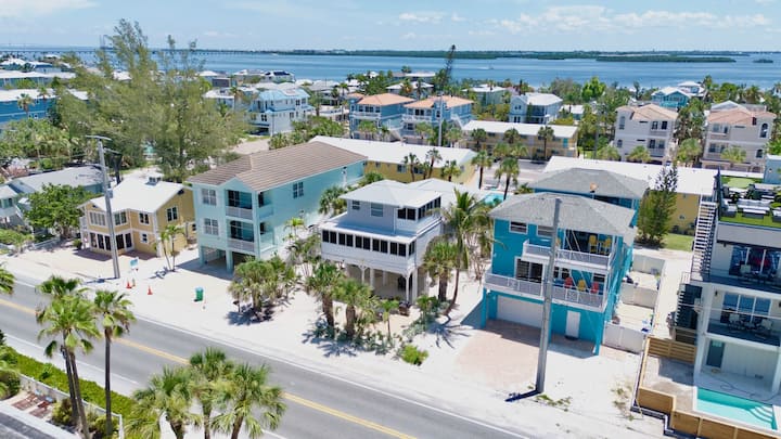 Beach Sunrise Villa! Outdoor Dining, Beach Cart - Bradenton Beach, FL