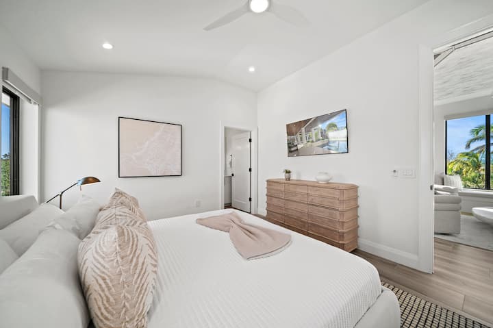 Sixth Bedroom - King