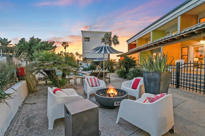 Beachfront | Pool | Hot Tub - Galveston, TX