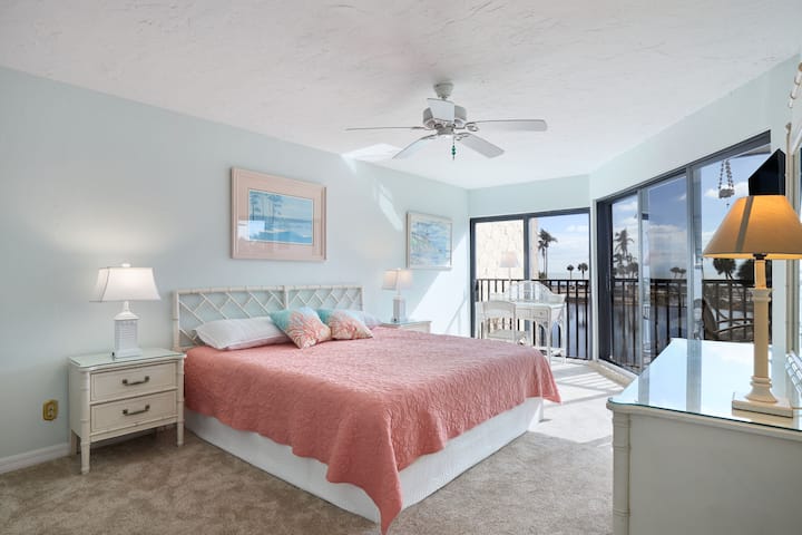 Dormitorio principal con cama king.