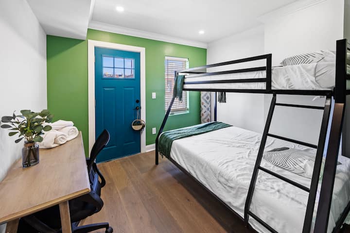 พื้นที่โต๊ะทำงานและเตียงสองชั้นที่อบอุ่นสร้างห้องที่สมดุลกับการพักผ่อน