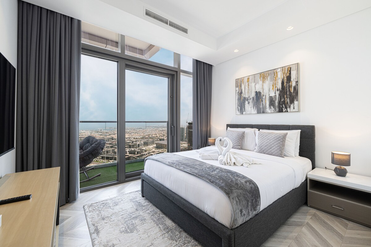 De slaapkamer is voorzien van een gezellig bed, met het perfecte toevluchtsoord, met directe toegang tot je eigen balkon waar je kunt genieten van een sereen uitzicht en frisse lucht!