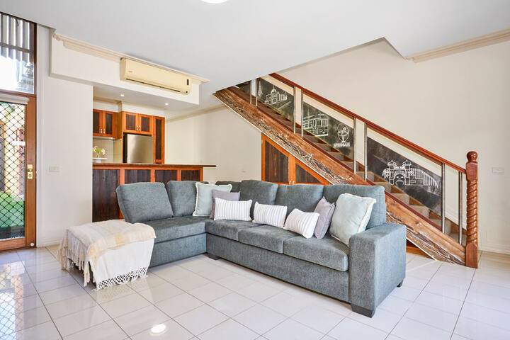 West Melbourne Gem 4 Bedrooms w Car Park gallery image 4