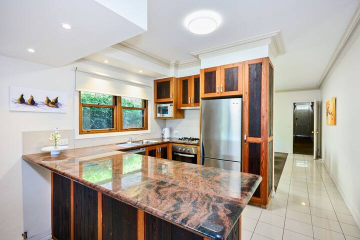 West Melbourne Gem 4 Bedrooms w Car Park gallery image 5